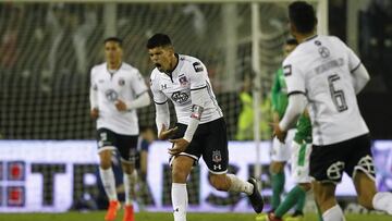 El jugador de Colo Colo Esteban Pavez celebra con sus compañeros luego de convertir un gol contra Audax Italiano.