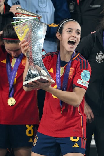 Aitana Bonmati con el trofeo de la Women's Nations League.