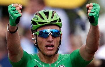 El ciclista alem芍n Marcel Kittel, del equipo Quick Step Floors, celebra su victoria mientras cruza la l赤nea de meta