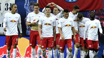 Leipzig's Swedish midfielder Emil Forsberg (C) makes a hear-sign after scoring the second goal during the German first division Bundesliga football match between RB Leipzig and Mainz 05 in Leipzig