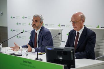 El presidente y consejero delegado de Aena, Maurici Lucena (i) y el vicepresidente Ejecutivo de AENA, Javier Marín (d), durante una rueda de prensa, en el Aeropuerto Adolfo Suárez Madrid-Barajas, a 7 de marzo de 2024, en Madrid (España). Lucena ha presentado la actualización del Plan Estratégico 2022-2026 de Aena, donde va a mantener la política de dividendo, además de poner metas más ambiciosas porque las que estaban en vigor desde noviembre de 2022 se cumplieron antes de lo esperado.
07 MARZO 2024;AENA;PLAN ESTRATEGICO;AVIONES;AEROPUERTO
Alejandro Martínez Vélez / Europa Press
07/03/2024