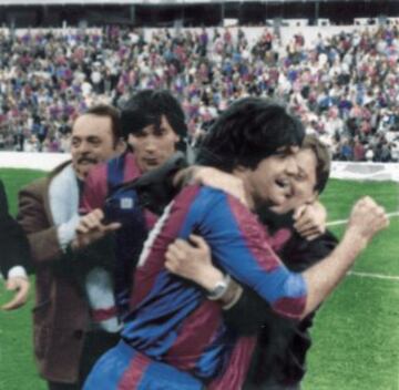 'Lobo' Carrasco y Marcos Alonso celebran el título de Liga de la temporada 1984-1985. El Barcelona sumó su décimo título de Liga.
