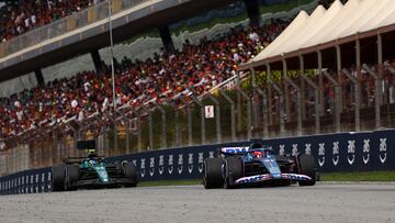 Esteban Ocon, con el Alpine, por delante de Fernando Alonso, con el Aston Martin, en Montmeló.