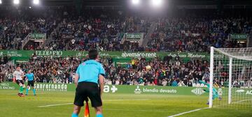 Íñigo Vicente, del Racing, bate a Bernabé, del Albacete, desde el punto de penalti.