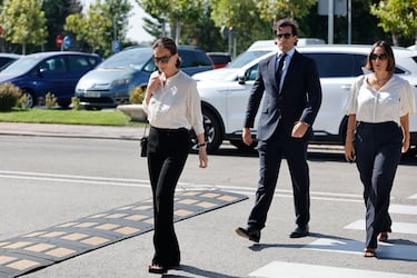 Isabel Preysler, Íñigo Onieva y Tamara Falcó a su llegada al tanatorio de Tres Cantos donde se celebró el funeral por Caritina Goyanes.