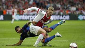 Matthijs De Ligt peleando un bal&oacute;n ante Marcus Rashford.