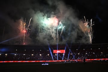 Jugadores y aficionados del Almerí­a celebran en el estadio de los Juegos Mediterráneos el ascenso a Primera División.