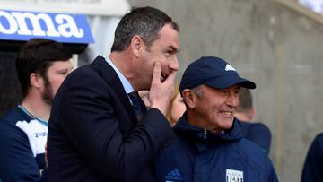 FILE PHOTO: Britain Football Soccer - Swansea City v West Bromwich Albion - Premier League - Liberty Stadium - 21/5/17Swansea City manager Paul Clement talks to West Bromwich Albion manager Tony Pulis 