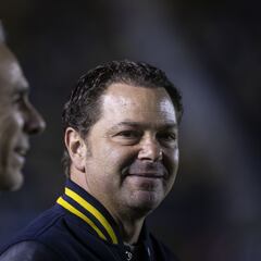 Atención a la reacción de Santiago Baños cuando le piden que corra a Néstor Araujo