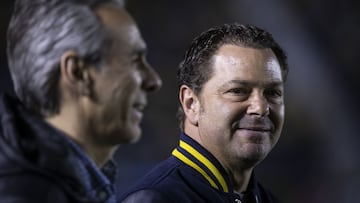 Atención a la reacción de Santiago Baños cuando le piden que corra a Néstor Araujo