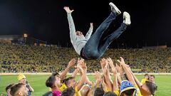 Las Palmas empata, 0-0, con el Alavés y regresa a la élite del fútbol español cinco años depués como segundo clasificado en la división de plata. En la imagen, manteo de García Pimienta.