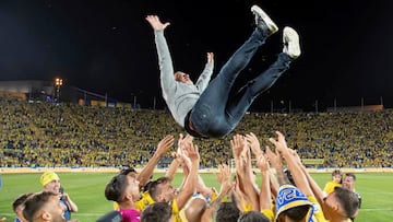 Las Palmas empata, 0-0, con el Alavés y regresa a la élite del fútbol español cinco años depués como segundo clasificado en la división de plata. En la imagen, manteo de García Pimienta.