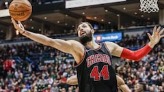 Nikola Mirotic de los Chicago Bulls en acci&oacute;n hoy, durante un partido de baloncesto de la NBA, entre los Chicago Bulls y los Milwaukee Bucks.