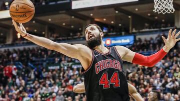 Nikola Mirotic de los Chicago Bulls en acci&oacute;n hoy, durante un partido de baloncesto de la NBA, entre los Chicago Bulls y los Milwaukee Bucks.