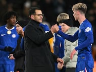 Chelsea's English head coach Liam Rosenior congratulates Chelsea's English striker #55 Jesse Derry on the pitch after the English FA Cup fourth round football match between Hull City and Chelsea at the MKM Stadium in Kingston upon Hull, north east England on February 13, 2026. Chelsea won the game 4-0. (Photo by Oli SCARFF / AFP) / RESTRICTED TO EDITORIAL USE. No use with unauthorized audio, video, data, fixture lists, club/league logos or 'live' services. Online in-match use limited to 120 images. An additional 40 images may be used in extra time. No video emulation. Social media in-match use limited to 120 images. An additional 40 images may be used in extra time. No use in betting publications, games or single club/league/player publications. /