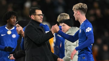 Chelsea's English head coach Liam Rosenior congratulates Chelsea's English striker #55 Jesse Derry on the pitch after the English FA Cup fourth round football match between Hull City and Chelsea at the MKM Stadium in Kingston upon Hull, north east England on February 13, 2026. Chelsea won the game 4-0. (Photo by Oli SCARFF / AFP) / RESTRICTED TO EDITORIAL USE. No use with unauthorized audio, video, data, fixture lists, club/league logos or 'live' services. Online in-match use limited to 120 images. An additional 40 images may be used in extra time. No video emulation. Social media in-match use limited to 120 images. An additional 40 images may be used in extra time. No use in betting publications, games or single club/league/player publications. /