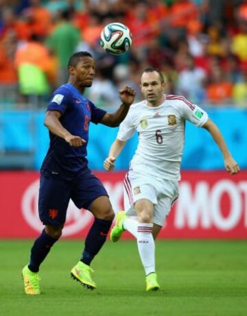 Jonathan de Guzman y Andrés Iniesta.