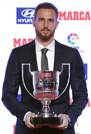 Oblak ha hecho historia en el club madrileño, pues ha conseguido en cuatro ocasiones ser el portero menos goleado de LaLiga. Ahora busca su quinto trofeo Zamora, algo que sólo han conseguido Ramallets y Valdés. El primer Zamora lo ganó en la campaña 15-16, donde encajó 18 goles en 38 partidos. En la 16-17 recibió 21 goles en 30 encuentros. En la 17-18 encajó 22 tantos en 37 partidos y en la 18-19 le marcaron 27 goles en 37 choques. 