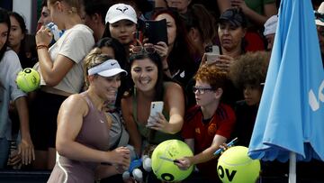 Paula Badosa firma aut¨®grafos despu¨¦s de ganar a Taylor Townsend en el Open de Australia.