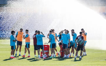 Los jugadores del Leganés se refrescan durante un entrenamiento en la ID Butarque. 