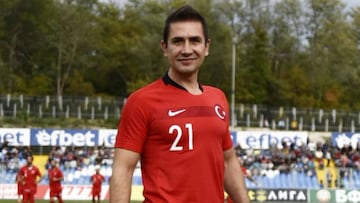 Imagen de Emre Asik con la camiseta nacional de la selecci&oacute;n turca.