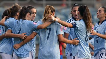 Las jugadoras de la Selección española sub-19 en una charla en corrillo.