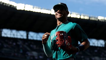 Seattle Mariners’ Julio Rodriguez became the 7th Dominican player in MLB history to join the 30-30 club. His father’s pride is the sweetest reaction of all.