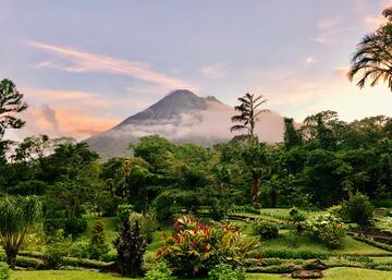 Costa Rica es un país de América Central y posee un territorio con un área total de 51 179 km². En 1948 Costa Rica abolió su ejercito tras la Guerra Civil por lo que no dispone de uno. En 2015 fue nombrado el país más feliz del mundo.