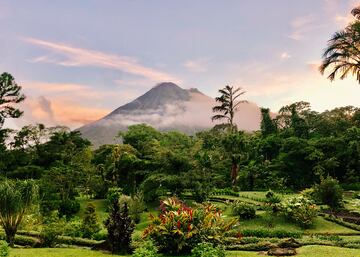 Costa Rica es un país de América Central y  posee un territorio con un área total de 51 179 km². En 1948 Costa Rica abolió su ejercito tras la Guerra Civil por lo que no dispone de uno. En 2015 fue nombrado el país más feliz del mundo.