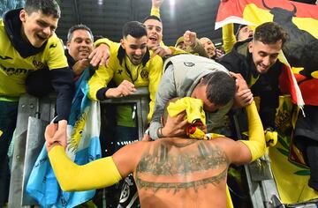 Etienne Capoue celebra con los aficionados del Villarreal la victoria y la clasificación.