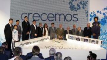 ASÍ SERÁN LAS RESIDENCIAS.Posan con la maqueta: Carlos Lamela, Herrero (Alevín), Juanfran, Reyes, Casillas, Florentino, Ana Botella, Ignacio González, Carlos Lamela padre, Alfredo Di Stéfano, Amancio, Federico Navazo (socio nº1), Alberto García y Dos Anjos (Cadete).