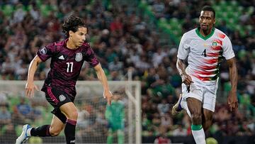 Diego Laínez conduce un balón en el encuentro de México ante Surinam de la Nations League de la Concacaf el pasado mes de junio. EFE/Víctor Cruz