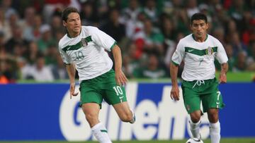 Guillermo Franco y Antonio Naelson 'Sinha' en un partido con la Selección Mexicana.