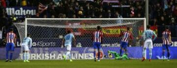 El Atleti se enfrentaba en Liga a los vigueses y con el marcador 1-1, el árbitro pitó penalti a favor de los colchoneros. Fernando Torres mandó al larguero su disparo.