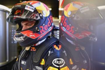 El holandés Max Verstappen de Red Bull Racing se prepara en el garaje para el segundo día de pretemporada.