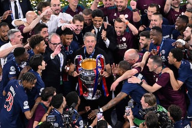Los jugadores del Paris Saint-Germain y el entrenador español Luis Enrique (centro) celebran con el trofeo tras la final de la UEFA Champions League entre el Paris Saint-Germain.