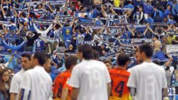 CADA CUAL POR SU LADO. Los jugadores hicieron el pasillo al Barça y parte de la grada dio la espalda.