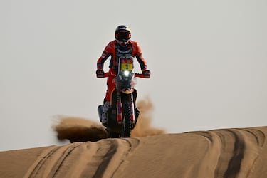 El australiano Daniel Sanders, lider en motos, compite drnate la séptima etapa del Rally Dakar 2026.