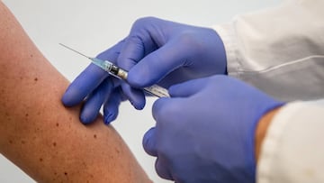 19 June 2020, Georgia, Tuebingen: An employee of the German biopharmaceutical company CureVac, demonstrates how a person is vaccinated at the Institute of Tropical Medicine in the University Hospital of Tuebingen. The first results of a coronavirus vaccin