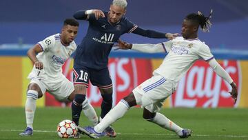 Camavinga (a la izquierda) le arrebata el balón a Neymar en un lance del partido ante la mirada de Rodrygo.