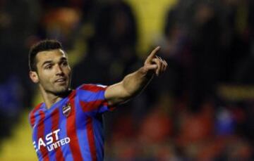 El delantero del Levante Barral celebra tras marcar su segundo gol. 2-1.