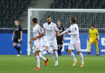 2-1. Karim Benzema con Luka Modric tras marcar el primer gol.