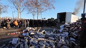 ¿Por qué los agricultores franceses están atacando a los camioneros españoles que llevan fruta y verdura?