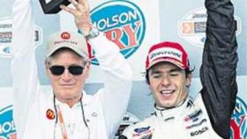 <b>GRAN TEMPORADA. </b>Serviá junto a Newman, su jefe de equipo.