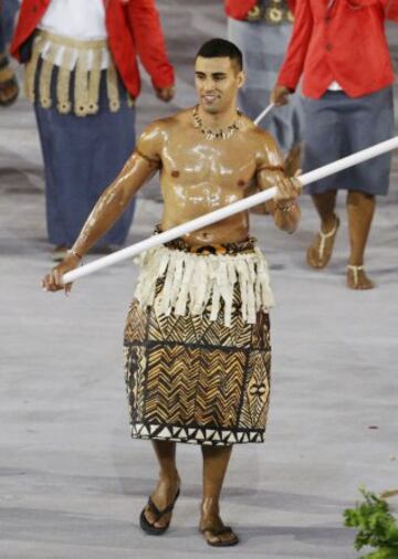 El atleta abanderado de Tonga, Pita Nikolas Aufatofua, apareció con el traje tradicional de su país en la ceremonia de apertura de las Olimpiadas de Río 2016 y con el cuerpo cubierto de aceite de coco.