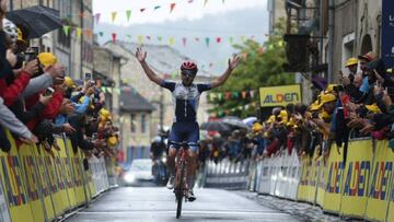 Ben Healy cruza la línea de meta de la quinta etapa del Tour del Porvenir