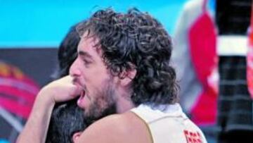 <b>JUNTOS POR UN SUEÑO. </b>Pau Gasol abraza a Navarro. Rudy también celebra el pase a la final.