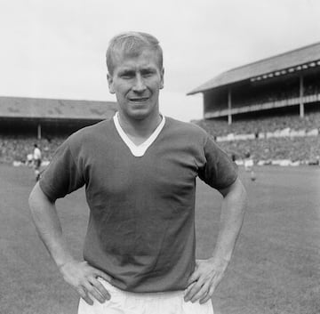 Bobby Charlton es una leyenda del Manchester United y del fútbol inglés, seguramente el mejor futbolista nacido en las Islas Británicas. Entre sus múltiples méritos, Charlton fue la figura de la selección que conquistó el Mundial de 1966, todavía el único que figura en el palmarés de Inglaterra, con la que disputó cuatro ediciones. Aquel título le valió también el Balón de Oro. Con el United se adjudicó tres Ligas, pero sobre todo fue el héroe, con dos goles, de la Copa de Europa ganada ante el Benfica en 1968. Diez años antes, Charlton había sobrevivido al trágico accidente de avión que sufrió el Manchester en Múnich, en el que murieron 23 personas cuando regresaban de un partido frente al Estrella Roja. La reconstrucción de aquel equipo se hizo en torno a él. Su hora no había llegado. El eterno nueve inglés falleció el 21 de octubre de 2023, a los 86 años. Pero su estrella brillará siempre.