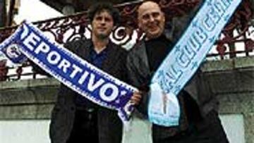 <b>ENEMIGOS ÍNTIMOS</B>. Antón Reixa y Manuel Rivas mostraron sus colores en una amena tertulia con AS.