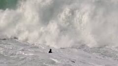Natxo Gonzalez justo antes de sumergirse para intentar evitar una ola gigante en Irlanda que le empujar&aacute; hasta un acantilado.